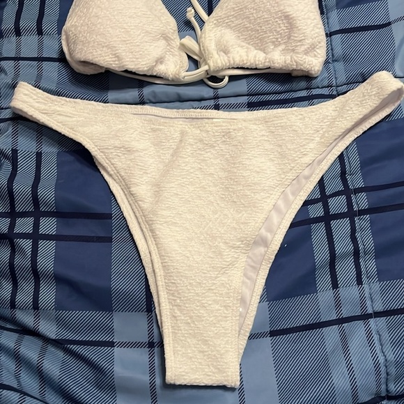 NWT 3 piece string textured bikini in white.  XL - Picture 3 of 5